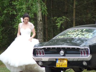 Piękna Panna Młoda i piękny Stary Mustang